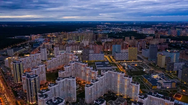 Moderno complejo residencial en una zona residencial al atardecer, vista aérea —  Fotos de Stock