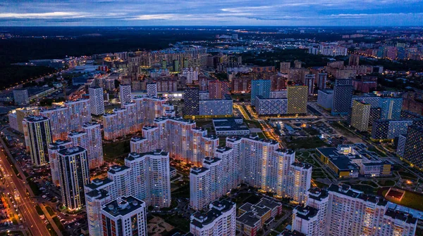 Günbatımında bir yerleşim bölgesinde modern yerleşim yeri, hava manzarası Stok Fotoğraf