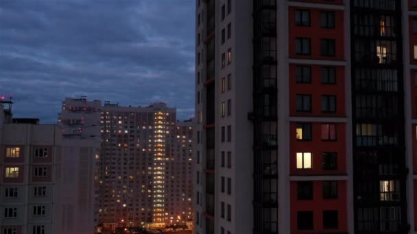 Nowoczesny kompleks mieszkalny w dzielnicy mieszkalnej o zachodzie słońca, widok z powietrza — Wideo stockowe
