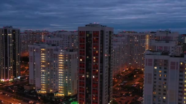 Modern lakópark egy lakóövezetben a naplementekor, légi felvétel — Stock videók