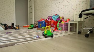 Modern çocuk odasında büyük bir karışıklık var.