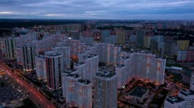 Günbatımında bir yerleşim bölgesinde modern yerleşim yeri, hava manzarası