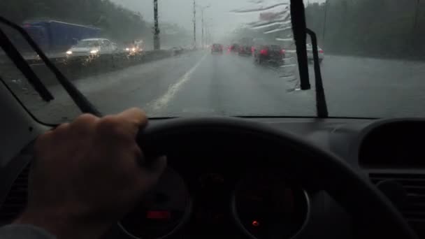 A mão do homem dirige um carro em um dia chuvoso em um tráfego pesado, visão em primeira pessoa — Vídeo de Stock
