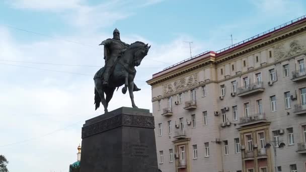 Monumento a Yuri Dolgoruky, il fondatore di Mosca, sulla piazza Tverskaya. — Video Stock