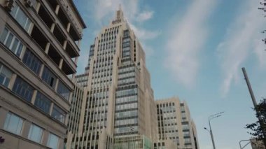 Büyük bir iş merkezinin cephesi. İş merkezi. karmaşık Oruzheyny