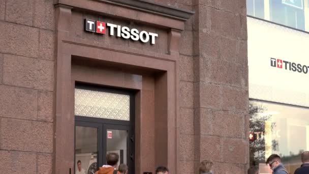 Coda all'ingresso del negozio di orologi "TISSOT" durante la pandemia covid-19 — Video Stock