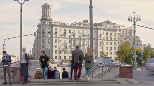 Ogromny strumień ludzi wychodzących jesienią z przejścia dla pieszych. timelapsja, — Wideo stockowe