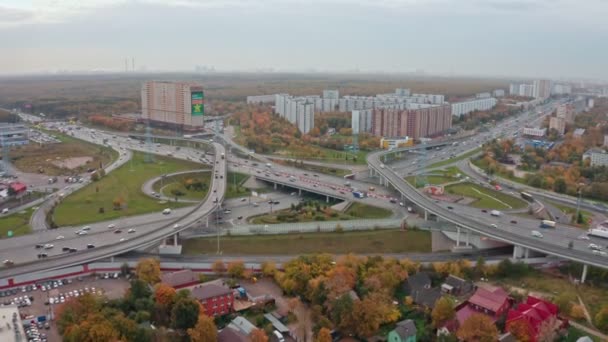 Multilevel wegkruising op de snelweg. vanuit de lucht gezien. in het fal — Stockvideo