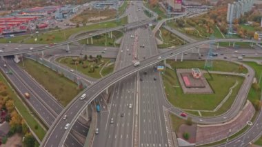 Otobanda çok katlı yol kavşağı var. Hava manzaralı. Fal 'da