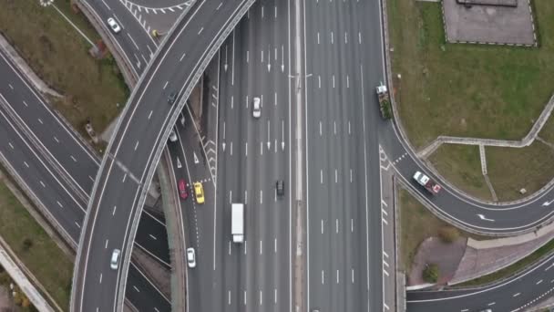 Los coches van a gran velocidad por la autopista. vista aérea — Vídeos de Stock