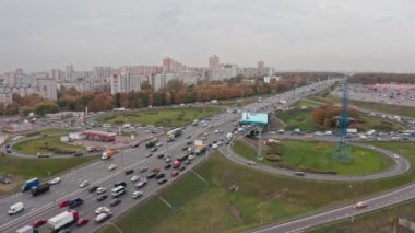 Bir otoyol kavşağında trafik sıkışıklığı. Hava manzaralı. Sonbaharda