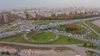 Bir otoyol kavşağında trafik sıkışıklığı. Hava manzaralı. Sonbaharda