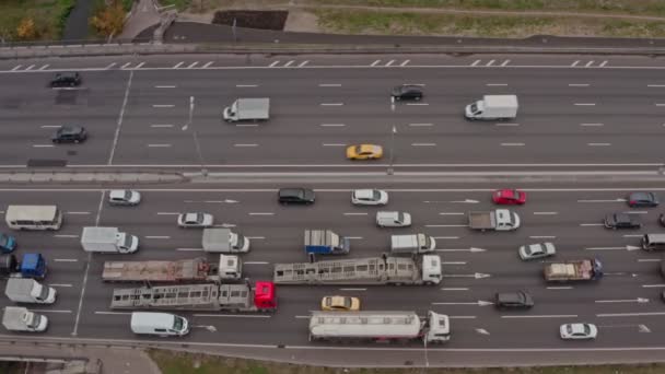 Atasco de tráfico en un cruce de carreteras. Vista aérea. en el otoño — Vídeos de Stock