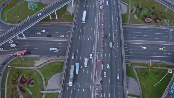 Carros estão indo em alta velocidade ao longo da via expressa. vista aérea — Vídeo de Stock