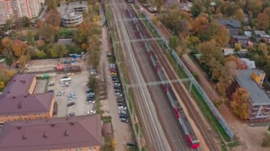 Banliyö treni sonbahar manzarasında şehir dışına çıkar. en üstteki görünüm