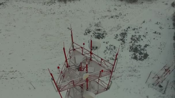 Mobiel Basisstation Cellulaire Antenne Winter Close Vanuit Lucht Bekeken — Stockvideo