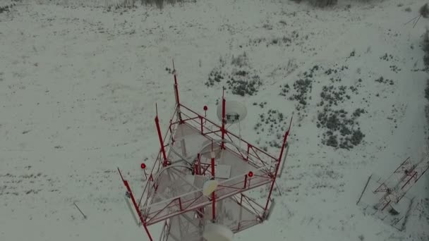 Komórkowa stacja bazowa. zbliżenie. strzał z powietrza — Wideo stockowe