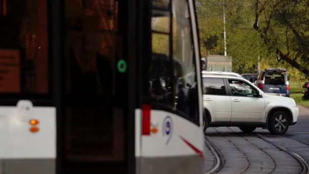 Weißes Auto steckt auf Straßenbahngleisen fest und löst einen Notfall aus — Stockvideo