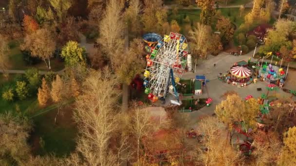 Парк развлечений в осеннем городском парке, вид с воздуха — стоковое видео
