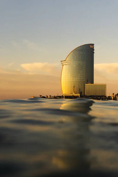 Barcellona Spagna 2020 Hotel Vela Sparare Dall Acqua Durante Alba — Foto Stock