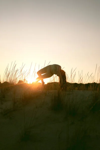 Jonge Vrouw Die Yoga Beoefent Het Strand Bij Zonsondergang Stock — Stockfoto