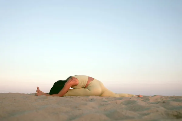 Jonge Vrouw Die Yoga Beoefent Het Strand Bij Zonsondergang Stock — Stockfoto