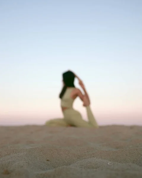 Mladá Žena Cvičí Jógu Pláži Při Západu Slunce Stock Fotografie — Stock fotografie