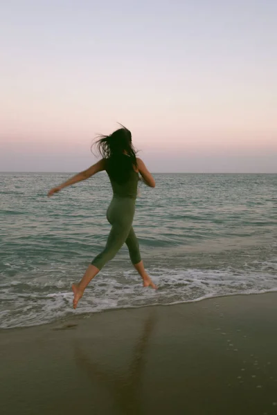 Jonge Vrouw Die Yoga Beoefent Het Strand Bij Zonsondergang Stock — Stockfoto