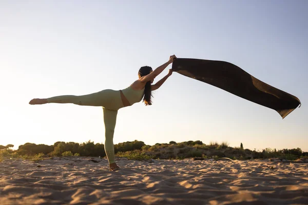 Молодая Женщина Практикует Йогу Пляже Время Заката Фото Девушки Занимающейся — стоковое фото