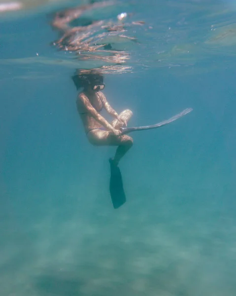 Jonge Vrouw Die Snorkelt Zee Onderwaterfotografie Van Een Meisje Met — Stockfoto