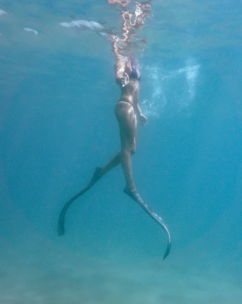 Jonge Vrouw Die Snorkelt Zee Onderwaterfotografie Van Een Meisje Met — Stockfoto