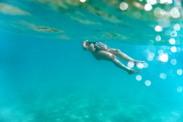 Молода Жінка Хропіння Морі Підводне Фото Дівчини Довгими Плавцями Під — стокове фото