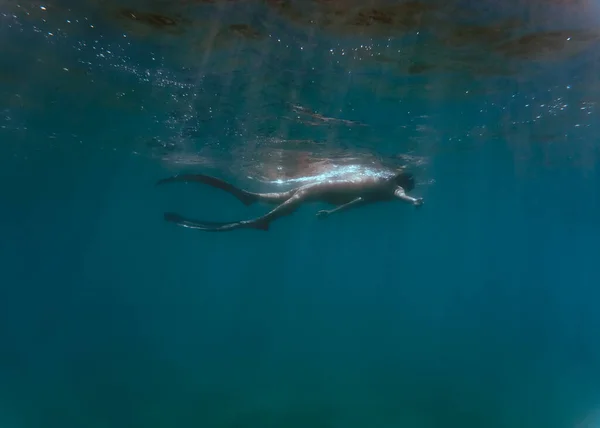 Jonge Vrouw Die Snorkelt Zee Onderwaterfotografie Van Een Meisje Met — Stockfoto