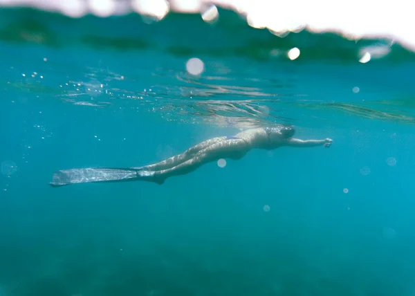 Young Woman Snorkeling Sea Underwater Photography Girl Using Long Fins — Stock Photo, Image