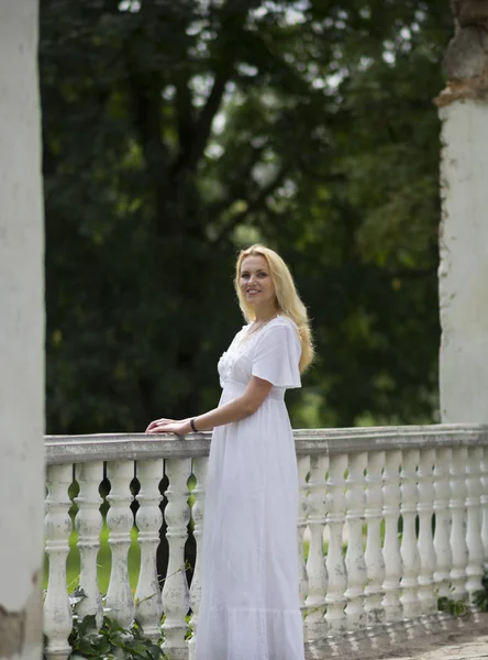 Belle Fille Robe Blanche Est Debout Près Vieille Main Courante — Photo