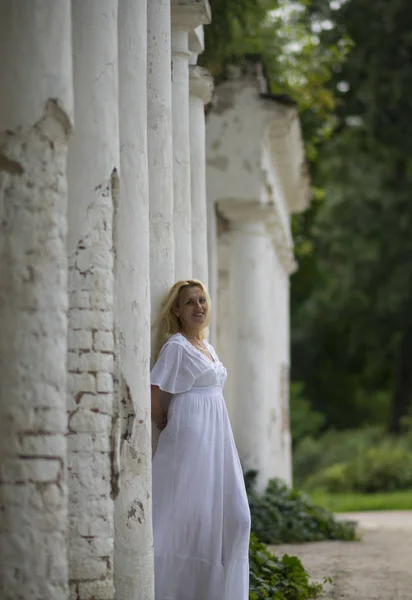 Belle Fille Robe Blanche Est Debout Près Vieille Colonne — Photo