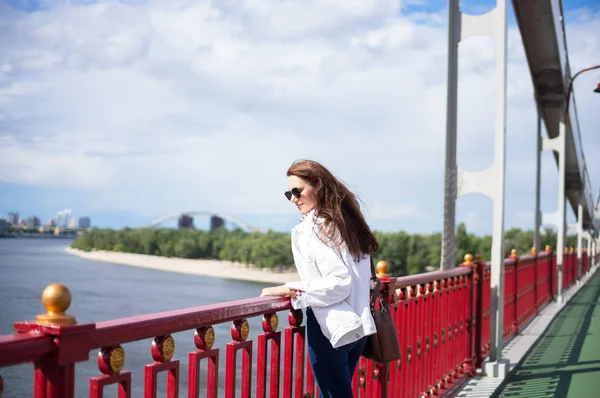 Femme sur le vieux pont de pied — Photo