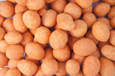 Kıtır kıtır fıstık. Atıştırmalıktan biraya. İzole edilmiş.