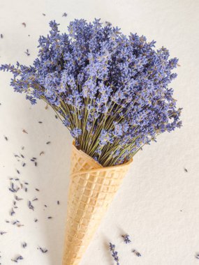 Beyaz arka planda waffle bardağında bir demet lavanta.
