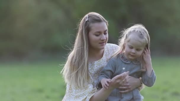 Mladá šťastná matka a dcera těší v parku — Stock video