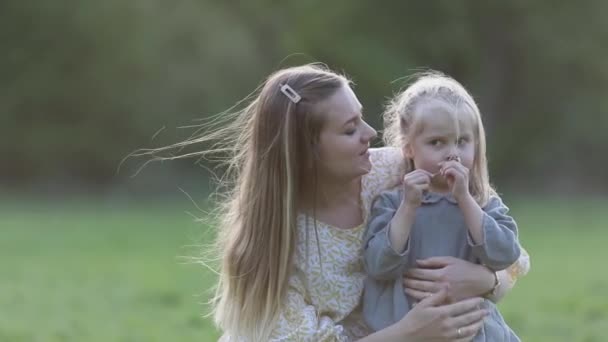 Mladá šťastná matka a dcera těší v parku — Stock video