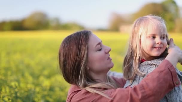 Mladá šťastná matka a dcera těší v parku — Stock video