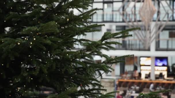 Großer geschmückter Weihnachtsbaum im Einkaufszentrum flackert mit Lichtern — Stockvideo