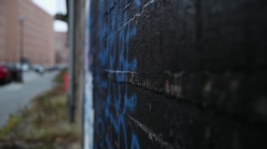 Kumaş arka plan olarak kırmızı tuğla duvar. Eski bir binanın yüksek düz duvarı. 