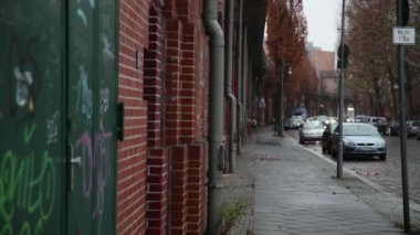 Kumaş arka plan olarak kırmızı tuğla duvar. Eski bir binanın yüksek düz duvarı. 