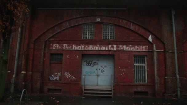 Rote Ziegelwand als Textur-Hintergrund. Hohe flache Wand eines alten Gebäudes. — Stockvideo