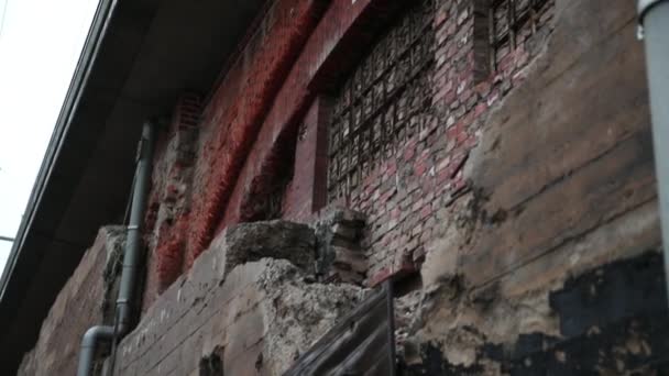 Mur en brique rouge comme fond de texture. Mur plat haut d'un vieux bâtiment . — Video