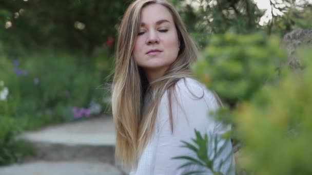 Snyggt klädd Blond kvinna som har kul utomhus röra hårstrån i slow motion — Stockvideo