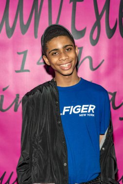 Bryce Xavier, 15 Haziran 2018 'de Los Angeles' taki Yüksek Görüş Kilisesi 'ndeki Çölyak Hastalıkları Vakfı yararına Jillian Estell' in Kırmızı Halı Doğum Günü Partisi 'ne katılıyor.