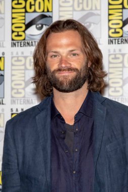 Jared Padalecki 21 Temmuz 2019 'da Hilton Bayfront, San Diego, Kaliforniya' da düzenlenen Uluslararası Comic-Con CW 'nin Supernatural programına katıldı.